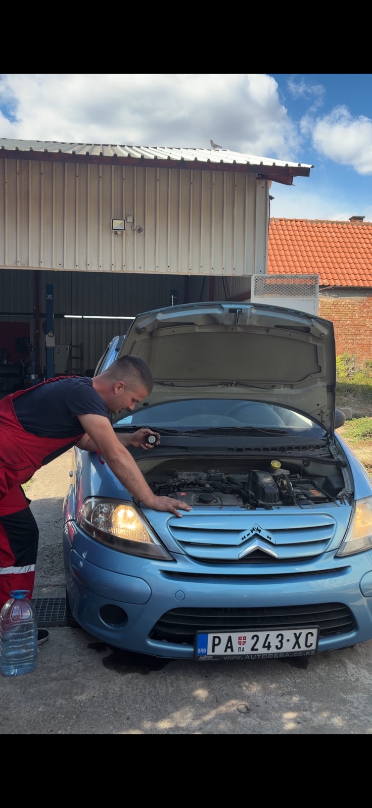 Majstor Auto Centra Poljak tokom rada na motoru