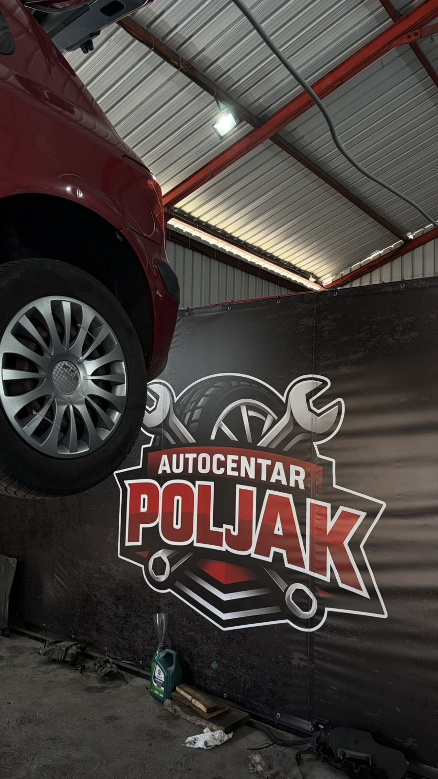 Automobil na dizalici uz logo Auto Centra Poljak